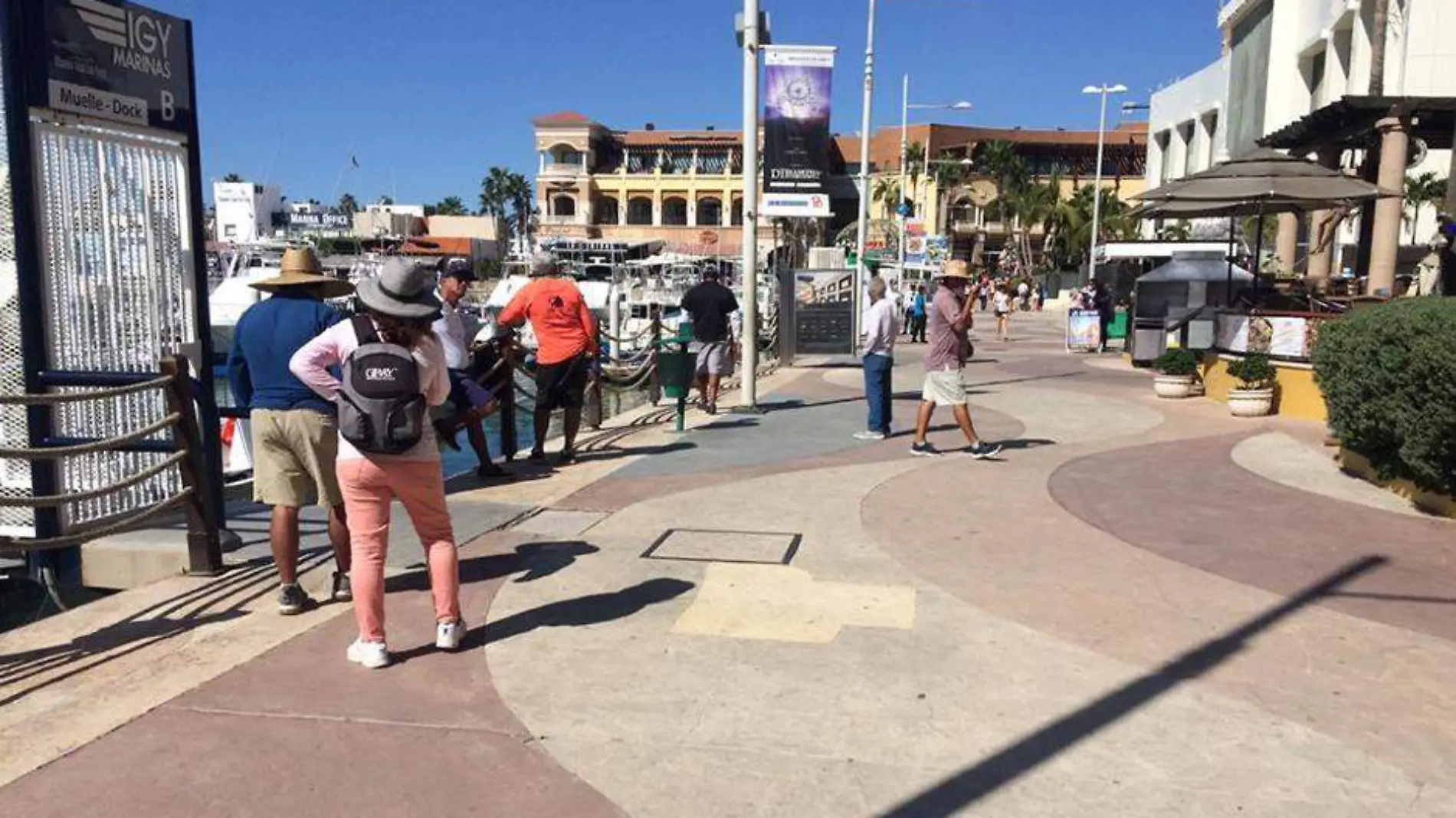 Turistas muelle Los Cabos